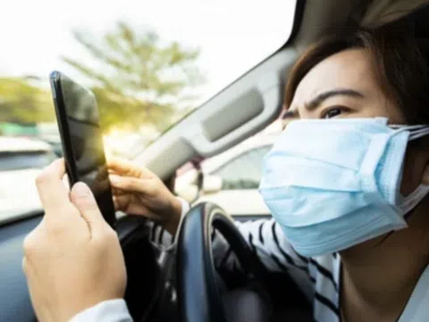 Bị nổi mụn vì đeo khẩu trang nhiều lớp thì phải làm sao?