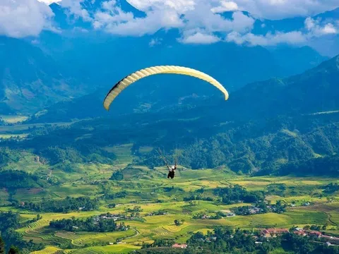 Bay dù lượn gợi ý thú vị cho kỳ nghỉ lễ 2/9 sắp tới