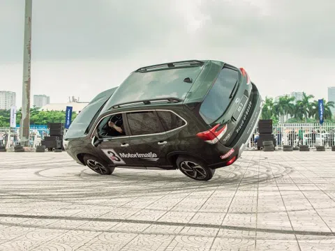 "Kỷ lục gia Guiness Russ Swift" trình diễn ô tô mạo hiểm tại Hà Nội